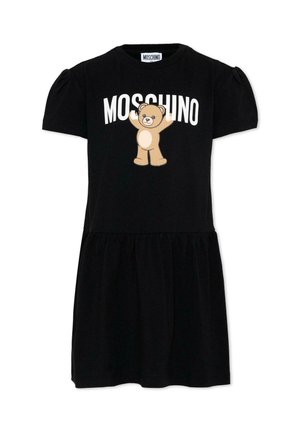 Czarna sukienka na krótki rękaw z marszczonym dołem, z nadrukiem misia z uniesioną ręką i napisem "MOSCHINO" nad nim na piersi.