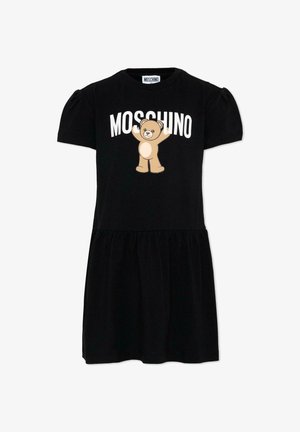 Czarna sukienka na krótki rękaw z marszczonym dołem, z nadrukiem misia z uniesioną ręką i napisem "MOSCHINO" nad nim na piersi.