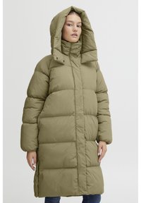 Manteau matelassé long, vert olive, avec un col haut et une capuche oversize. Dispose d'un design matelassé et de boutons sur le devant pour la fermeture.