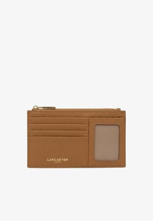 Porte-cartes fin en cuir tabac avec quatre emplacements pour cartes, une fenêtre d'identification transparente, un compartiment zippé et le logo "Lancaster Paris" en lettres dorées.