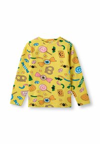 Hosszú ujjú, sárga ing, amely játékos cukorkamintával díszített, különböző formákkal, beleértve a nyalókákat, gumikat és pereceket. Pamut anyag.