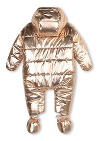 Pantalón de nieve acolchado metálico dorado con diseño de acolchado horizontal, capucha y puños elásticos en los tobillos. Presenta cierres a presión en las mangas.