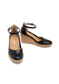 Scarpe con zeppa in pelle nera, con cinturino alla caviglia, punta tonda e dettagli intrecciati lungo la suola. Tacco a zeppa simile al legno.