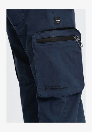 Marine cargobroek met een ritssluitingzak op de dij, met een gladde textuur en een zwart logo aan de voorkant.