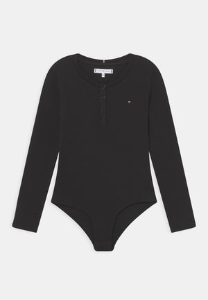 Czarny prążkowany body z długim rękawem, okrągłym dekoltem, plisą na cztery guziki i małym logo Tommy Hilfiger na piersi.