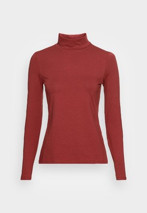 Haut à col roulé à manches longues dans une couleur rouge profond, fabriqué en tissu doux et texturé, présentant un design ajusté et un col à côtes.