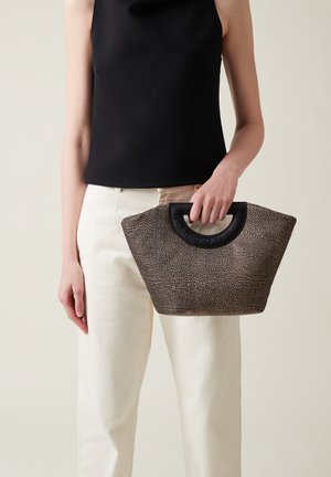 Sac à main tacheté noir et brun avec une poignées ronde, surface texturée et large ouverture. Le sac a une forme géométrique structurée.