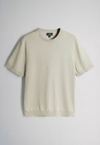 Beiger kurzärmeliger Strickpullover mit Rundhalsausschnitt und gerippten Bündchen, flach auf einem hellgrauen Hintergrund liegend.