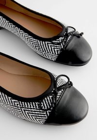Next FOREVER COMFORT REGULAR FIT - Baleriinad - black white