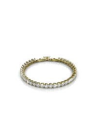 Gouden bangle armband met ronde heldere edelstenen, ingewikkelde zettingen en een gladde textuur, met een doorlopende cirkelvormige ontwerp.