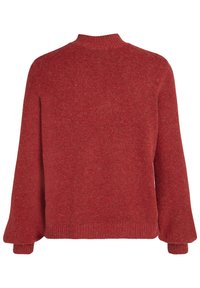 Czerwony, teksturowany sweter z dzianiny z wysokim dekoltem, długimi rękawami i ściągaczami na mankietach. Luźny krój, bez widocznych wzorów czy zdobień.