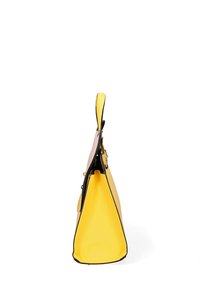 Borsa a mano in pelle gialla con un design strutturato, bordi neri a contrasto e manico superiore. Presenta un accento rosa vicino all'apertura.