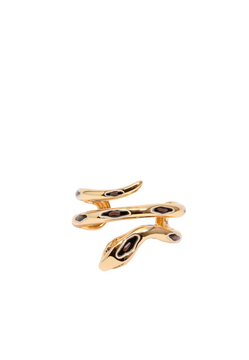 Pulsera en forma de serpiente en tono dorado con un acabado suave y brillante, que presenta acentos de esmalte negro en la superficie para crear contraste.