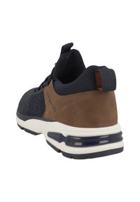 Námořnické síťované tenisky z hnědé kůže s bílou podešví, zvýrazněné tmavě modrou vzduchovou jednotkou a texturovaným detailem paty.