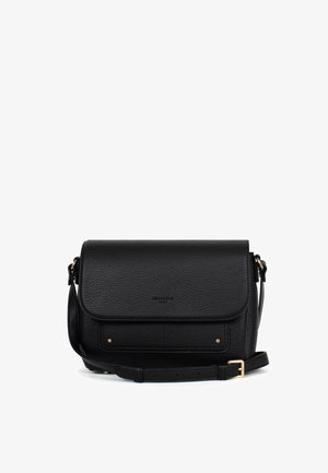 Sac bandoulière en cuir noir texturé avec fermeture à rabat, bandoulière réglable et petits clous dorés sur la poche avant.