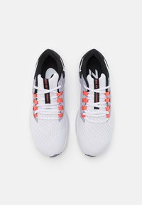 Paire de chaussures de course Nike Air Zoom Pegasus 39 blanches avec des accents noirs et orange, vues de dessus sur fond blanc.