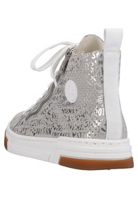 Srebrne wysokie trampki z teksturowanym metalicznym wierzchem, białymi sznurówkami i gumową podeszwą. Posiadają wytłoczone litery oraz boczny zamek błyskawiczny.