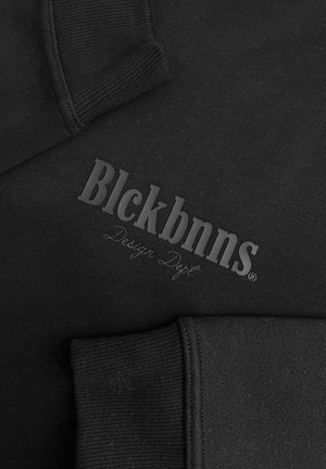 Zwarte sweatshirt met gestructureerde zwarte letters "Blckbnns" en "Design Dept." op de voorkant, met ribgebreide manchetten en zachte stof.