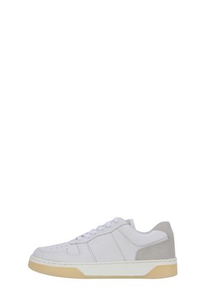 Baskets en cuir blanc avec talon en daim gris clair, lacets blancs et semelle en caoutchouc beige, vue latérale avec la marque "JOOP!" embossée.