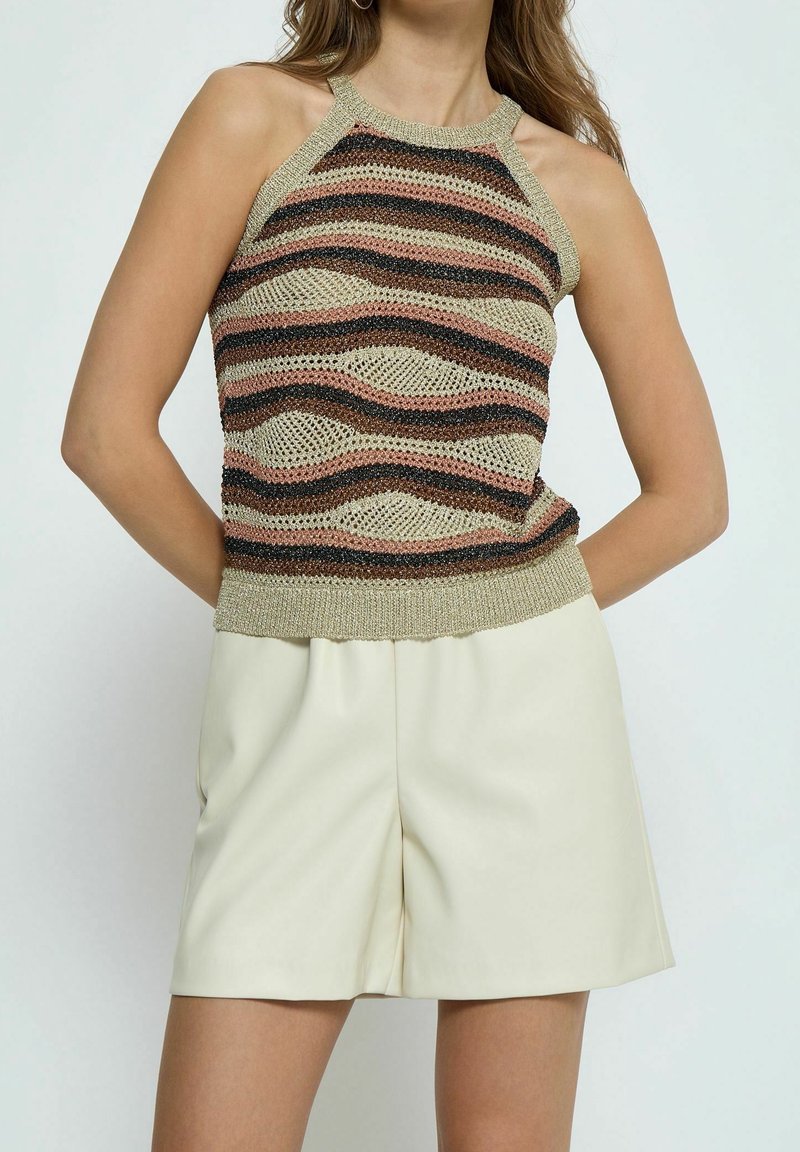 Haut dos nu tricoté beige avec des rayures ondulées marron et roses. Il présente une texture en tricot plat et un ourlet côtelé. Assorti à un short crème.