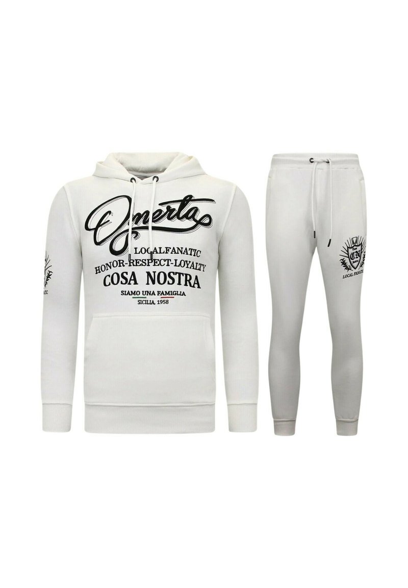 Witte hoodie en bijpassende joggers, met zwarte tekst en graphics. Het materiaal lijkt zacht met ribgebreide manchetten en een tailleband.
