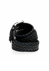 Cintura in pelle intrecciata nera con fibbia in metallo di tonalità argento. La cintura presenta una texture liscia e un design intrecciato, avvolgendosi in anelli.