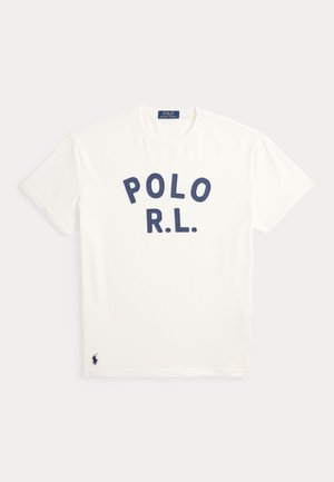 T-shirt blanc col rond avec les lettres bleu marine "POLO R.L." sur la poitrine et un petit logo joueur de polo bleu marine près de l'ourlet inférieur.