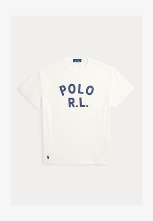 Witte T-shirt met ronde hals met marineblauwe letters "POLO R.L." over de borst en een klein marineblauw polo speler logo bij de onderzoom.