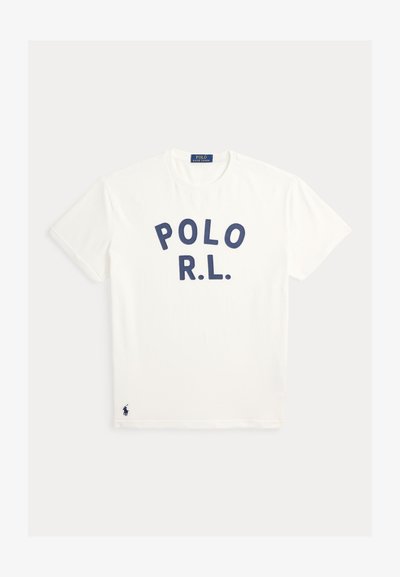 Λευκό T-shirt με στρογγυλή λαιμόκοψη και μπλε σκούρα γράμματα "POLO R.L." στο στήθος και μικρό λογότυπο παίκτη πόλο σε μπλε σκούρο κοντά στο κάτω μέρος.