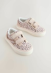 Adidași cu imprimeu leopard bej, cu două benzi cu velcro, partea superioară dintr-o țesătură texturată și talpă de cauciuc albă cu accente roz.