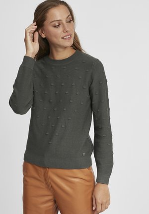 Šedý svetr s bobble pletením, kulatým výstřihem, ribbed spodním lemem a manžetami a texturovaným vzorem teček po celém povrchu.