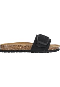Sandale noire à talon plat avec une large sangle et une boucle carrée. Semelle en liège et semelle en caoutchouc texturé. Design simple avec un profil plat.