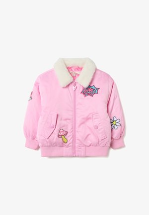 Chaqueta bomber rosa con cuello de piel sintética, cierre de cremallera en el frente, detalles de parches que incluyen flores y hongos, y puños de canalé.