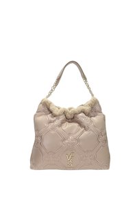 Sac à main beige rembourré avec un motif floral matelassé, bord en peluche beige, poignée en chaîne et accent logo doré sur le devant.