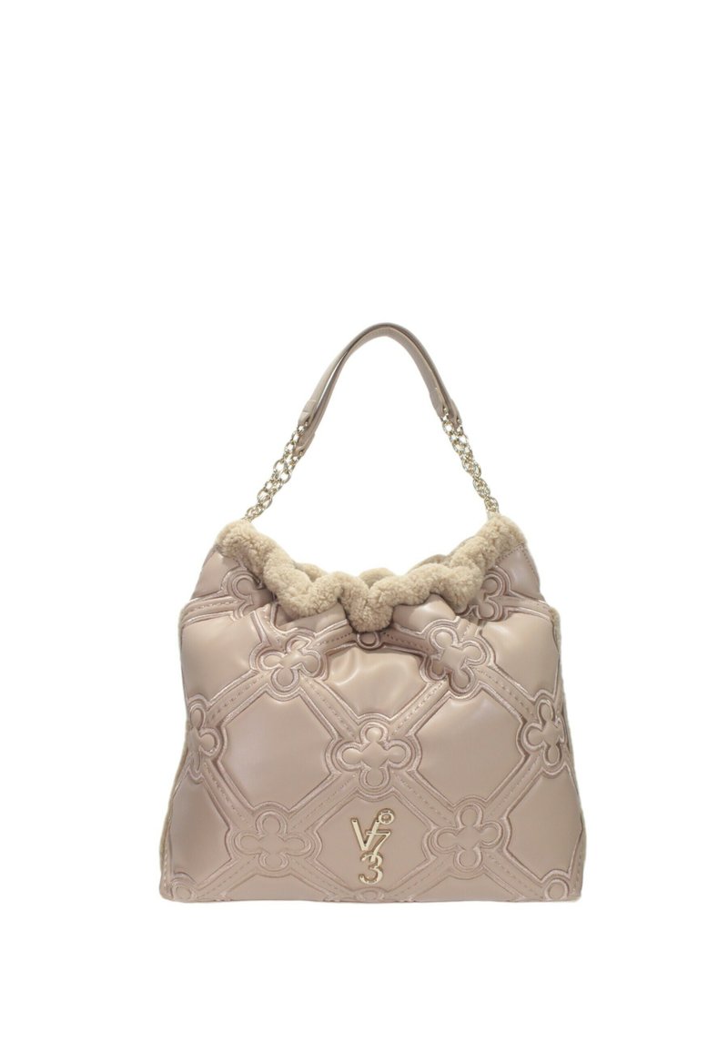 Sac à main beige rembourré avec un motif floral matelassé, bord en peluche beige, poignée en chaîne et accent logo doré sur le devant.