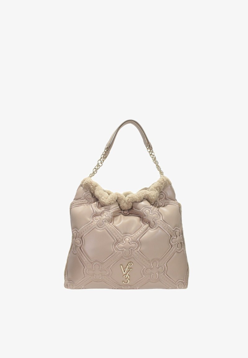 Sac à main beige rembourré avec un motif floral matelassé, bord en peluche beige, poignée en chaîne et accent logo doré sur le devant.