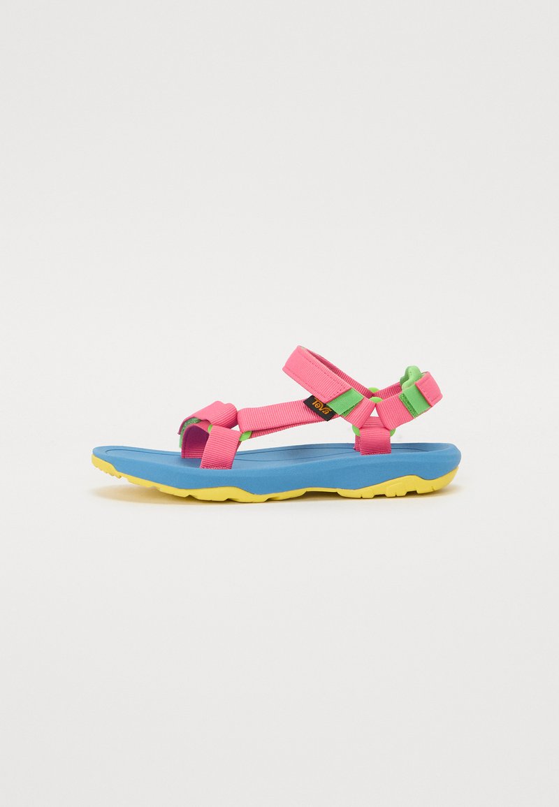 Fargerike sandaler med rosa stropper, grønne detaljer, en blå såle og en gul teksturert såle designet for komfort og støtte.