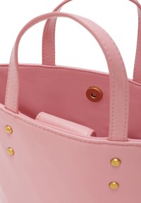 Rosa läderhandväska med två handtag, som har detaljer i guld och en innerficka, slät yta och rund knappstängning.