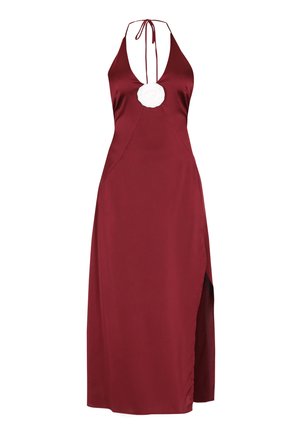 Robe halter en satin bordeaux avec un décolleté en V profond et un détail de fleur blanche au centre. Présente une fente sur le côté pour une élégance supplémentaire.