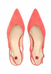 Tacones slingback de ante coral con punta afilada, diseño con recortes y acento de hebilla plateada. Plantilla beige suave con detalle rojo.