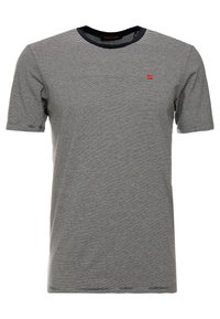 Stribet t-shirt i sort og hvid med rund halsudskæring. Har korte ærmer og en lille rød logo detalje på brystet.