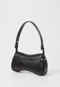 Borsa a tracolla nera in pelle verniciata con forma curvata, manico corto e dettagli in metallo argentato. Texture liscia con una finitura lucida.