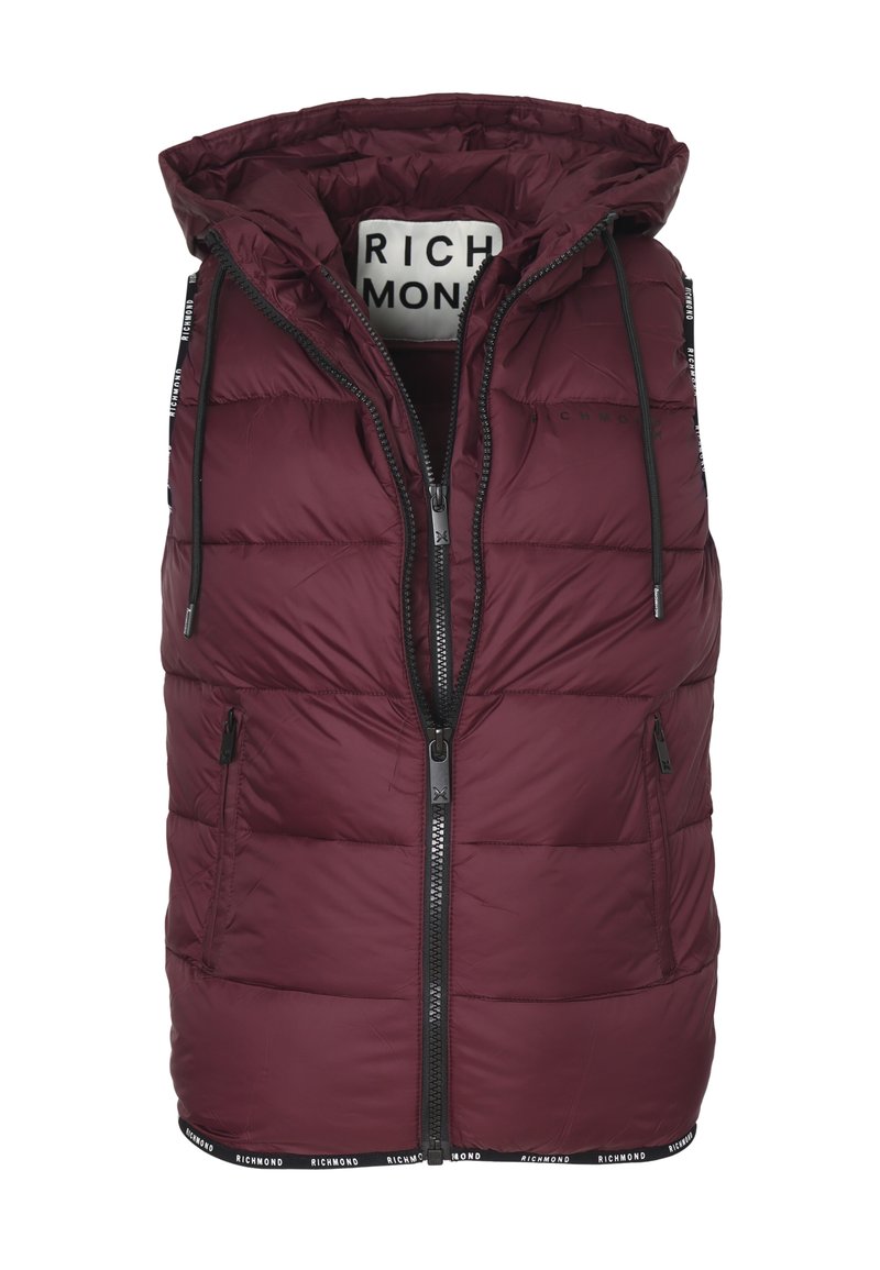 Gilet imbottito bordeaux con cappuccio, chiusura a zip e due tasche laterali. Presenta una finitura con logo sul fondo e dettagli in hardware neri.