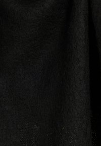 Tejido de lana negra con una superficie suave y texturada. El material presenta una textura sutil e irregular, lo que realza su calidad táctil.