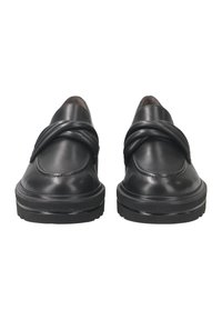 Zapatos de cuero negro con un acabado suave, punta redondeada y detalle en el frente enroscado. Suelas de goma negra resistentes. Diseño minimalista.