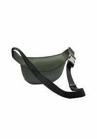 Grüne, synthetische Materialtasche mit einer geschwungenen Form. Verfügt über einen schwarzen Riemen mit geprägt Text und silberfarbenen Beschlägen. Glatte Textur.