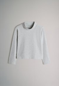 Lichtgrijs topje met lange mouwen en een nep-coltrui ontwerp, uitgevoerd in een zachte, gestructureerde stof en een losse pasvorm aan de zoom.