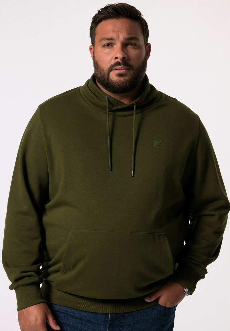 Olivgrön hoodie med hög hals, snörningar, ribbad textur och framficka. Subtilt varumärkeslogo på bröstet; åtsittande ärmmuddar och nederkant.
