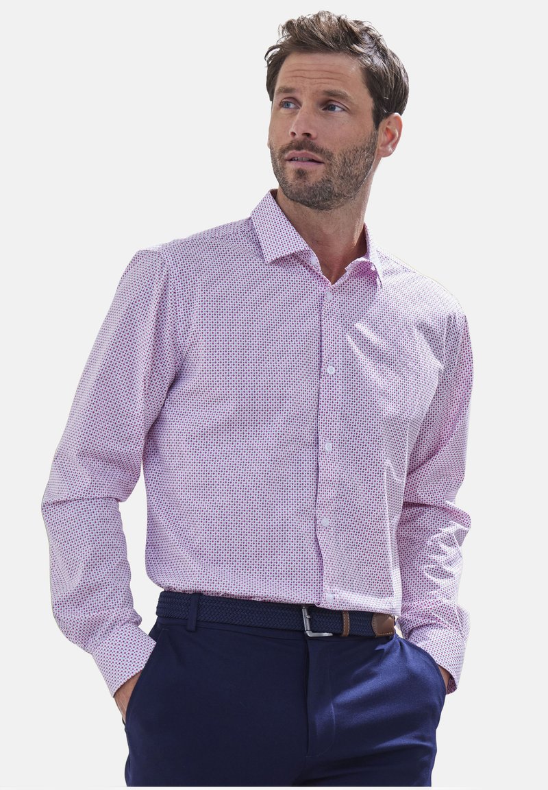 Helles rosa Hemd mit Knopfleiste, das ein kleines navyblaues geometrisches Muster aufweist, mit einem Kentkragen und langen Ärmeln, kombiniert mit navyblauen Hosen.