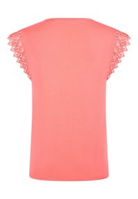 Haut corail rose à manches courtes avec de délicats détails en dentelle sur les manches et un col rond simple.